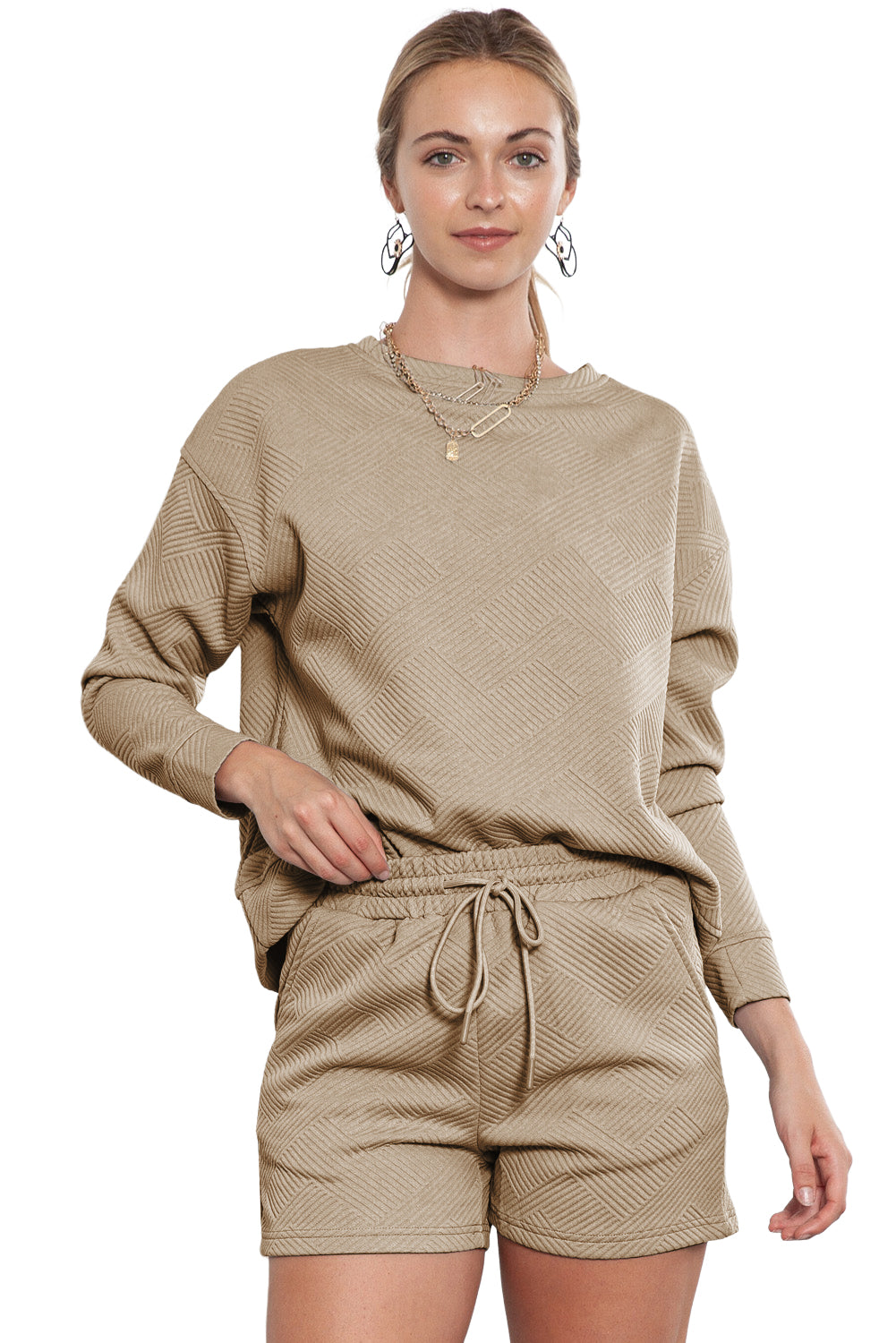 Conjunto de top de manga larga con textura blanca y pantalones cortos con cordón