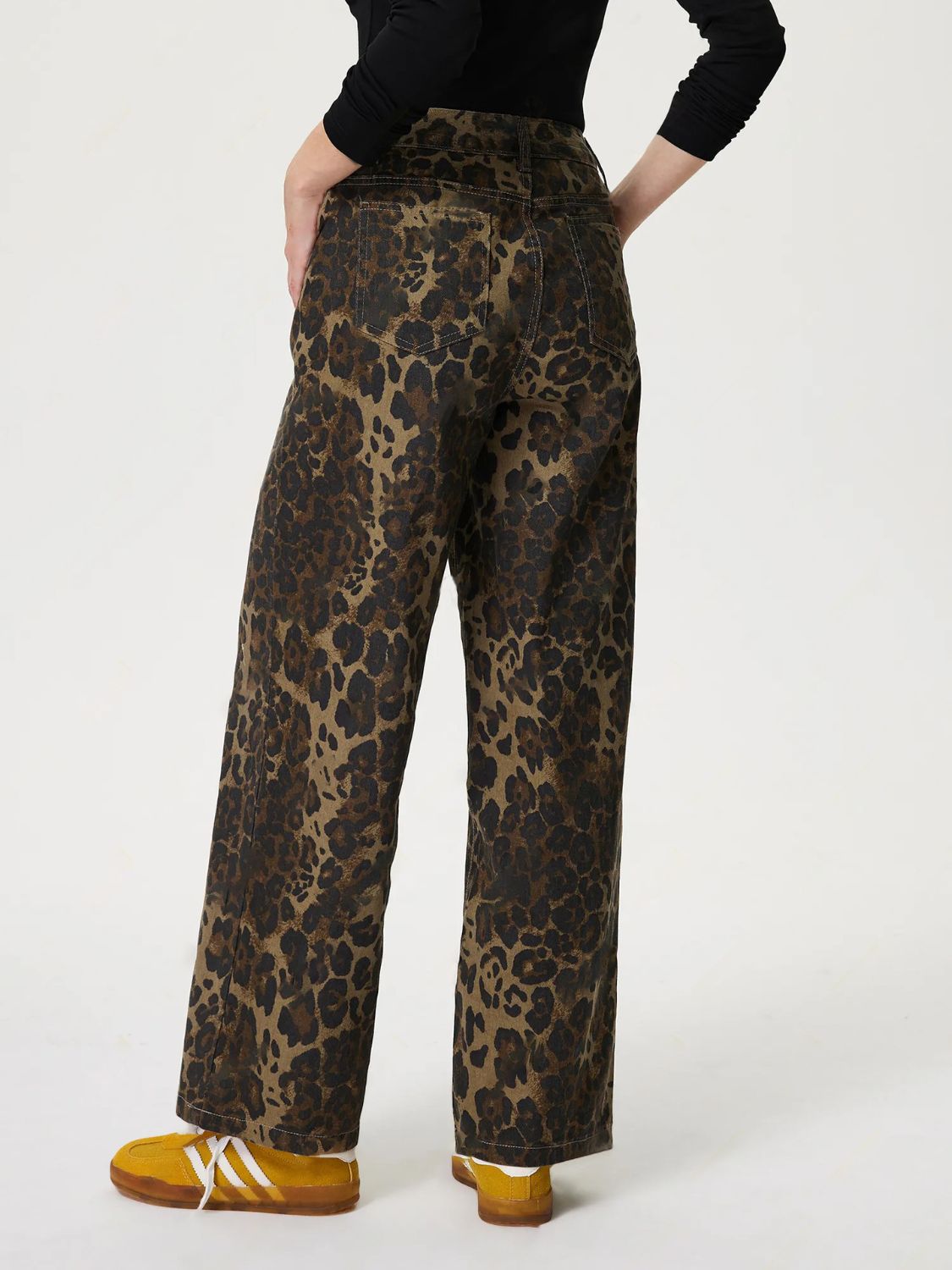 Back view of leopard straight jeans with pockets, showcasing stylish fabric and fit, perfect for a trendy look.