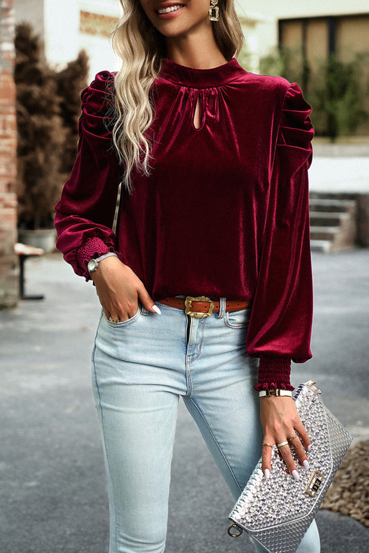 Blusa de terciopelo roja con cuello simulado y manga abullonada