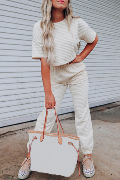 Conjunto de camiseta corta con textura de celosía blanca y pantalón jogger