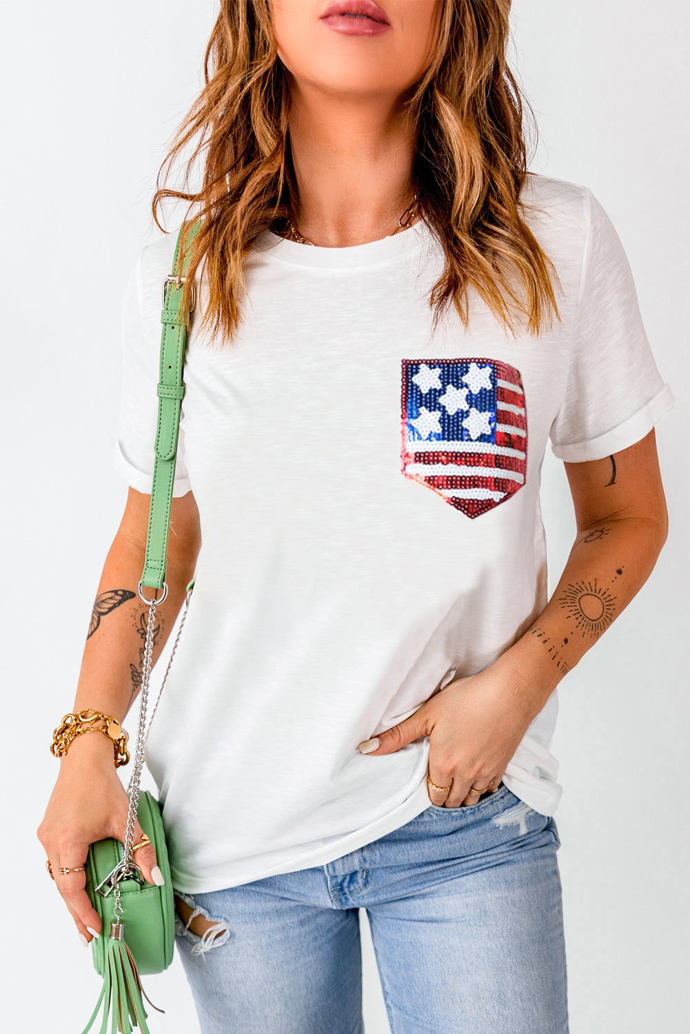 Camiseta blanca con parche y bolsillo con gráfico de lentejuelas y bandera estadounidense