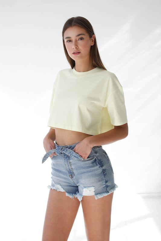 Shorts vaqueros deshilachados con lazo de cinta