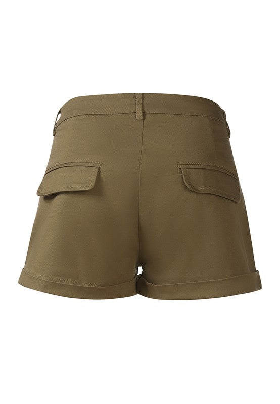 Shorts plisados ​​con bolsillo con solapa