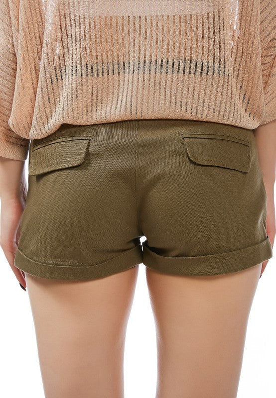 Shorts plisados ​​con bolsillo con solapa