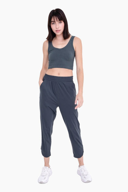 Joggers Athleisure con dobladillo redondeado con muesca