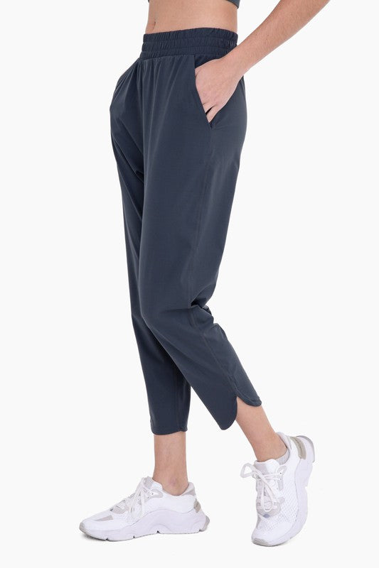 Joggers Athleisure con dobladillo redondeado con muesca