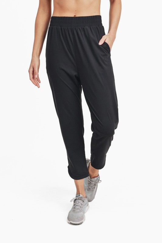 Joggers Athleisure con dobladillo redondeado con muesca