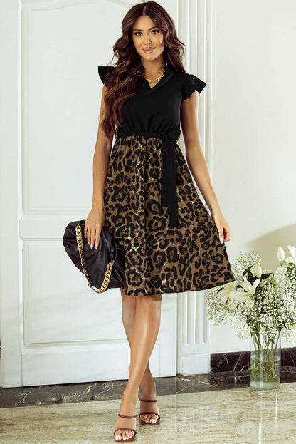 Vestido negro con estampado de leopardo y corpiño con mangas acampanadas