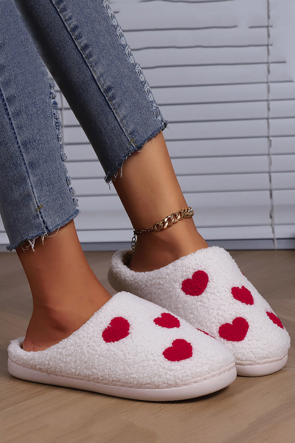 Pantuflas de felpa con estampado de corazones blancos del día de San Valentín