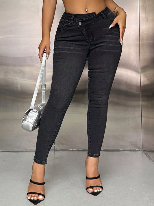 Jeans de cintura asimétrica con bolsillos