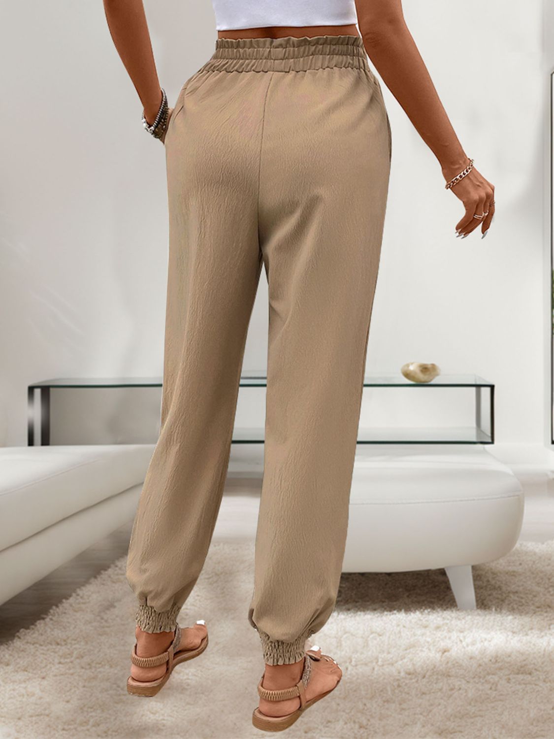 Pantalones con cintura elástica atada y bolsillos