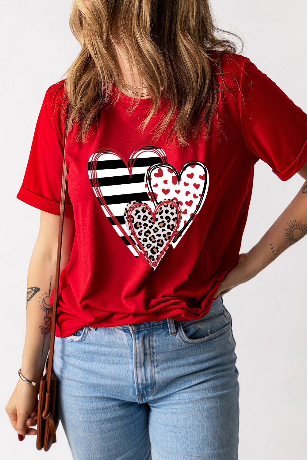 Camiseta con cuello redondo y estampado de corazones a rayas de leopardo rojo