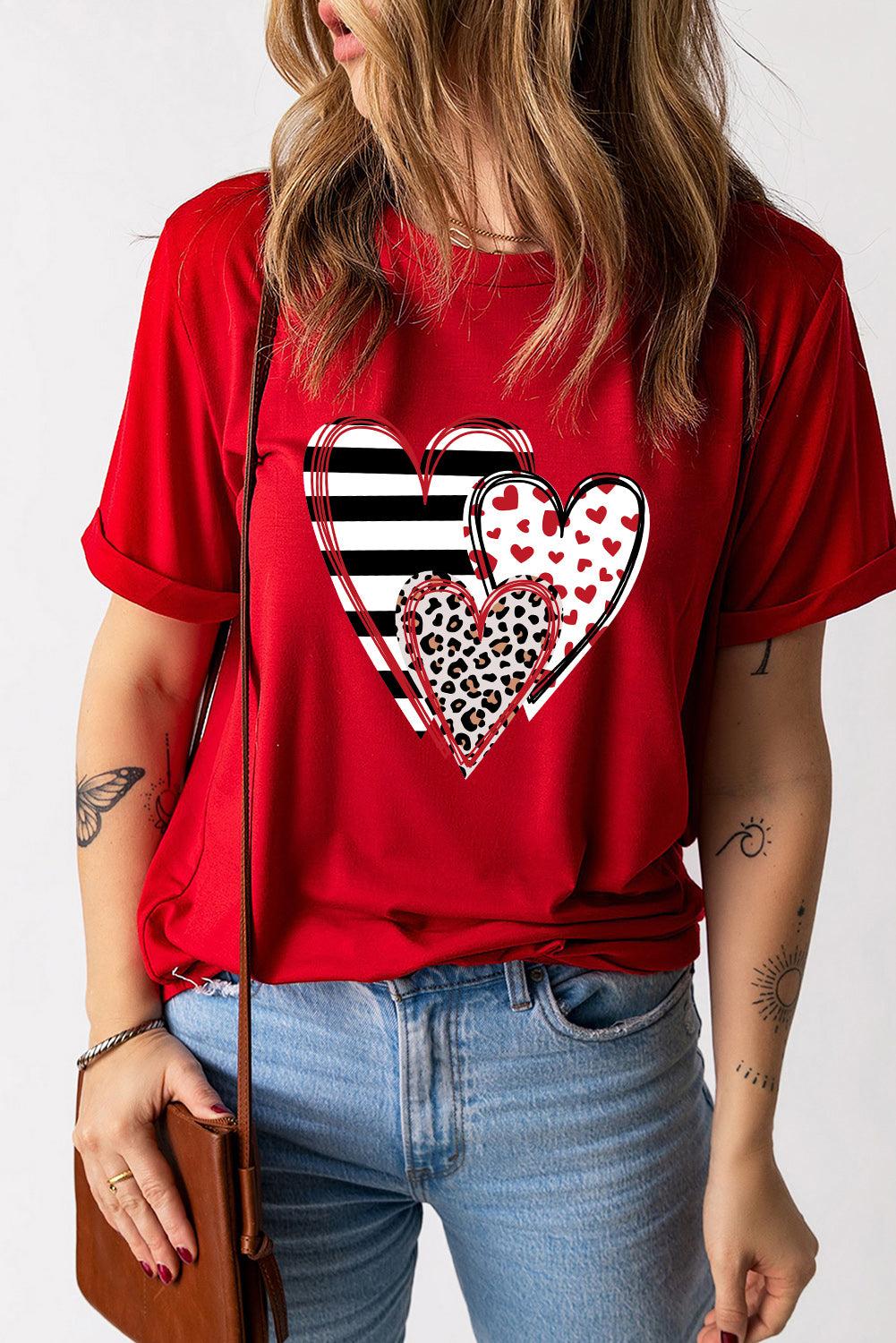 Camiseta con cuello redondo y estampado de corazones a rayas de leopardo rojo