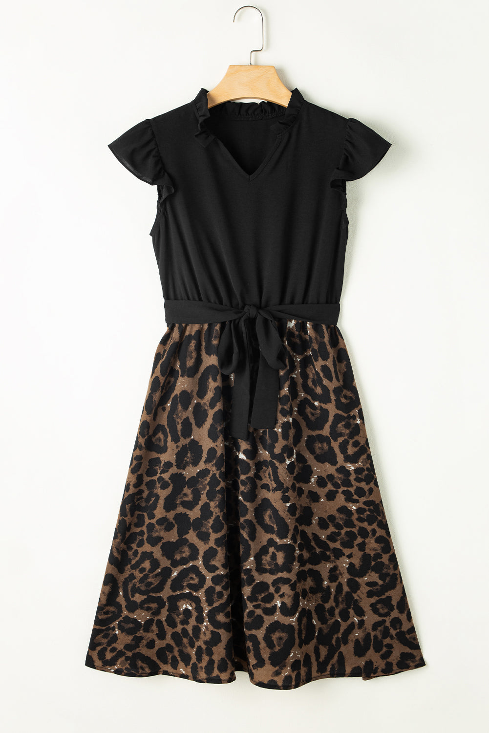 Vestido negro con estampado de leopardo y corpiño con mangas acampanadas