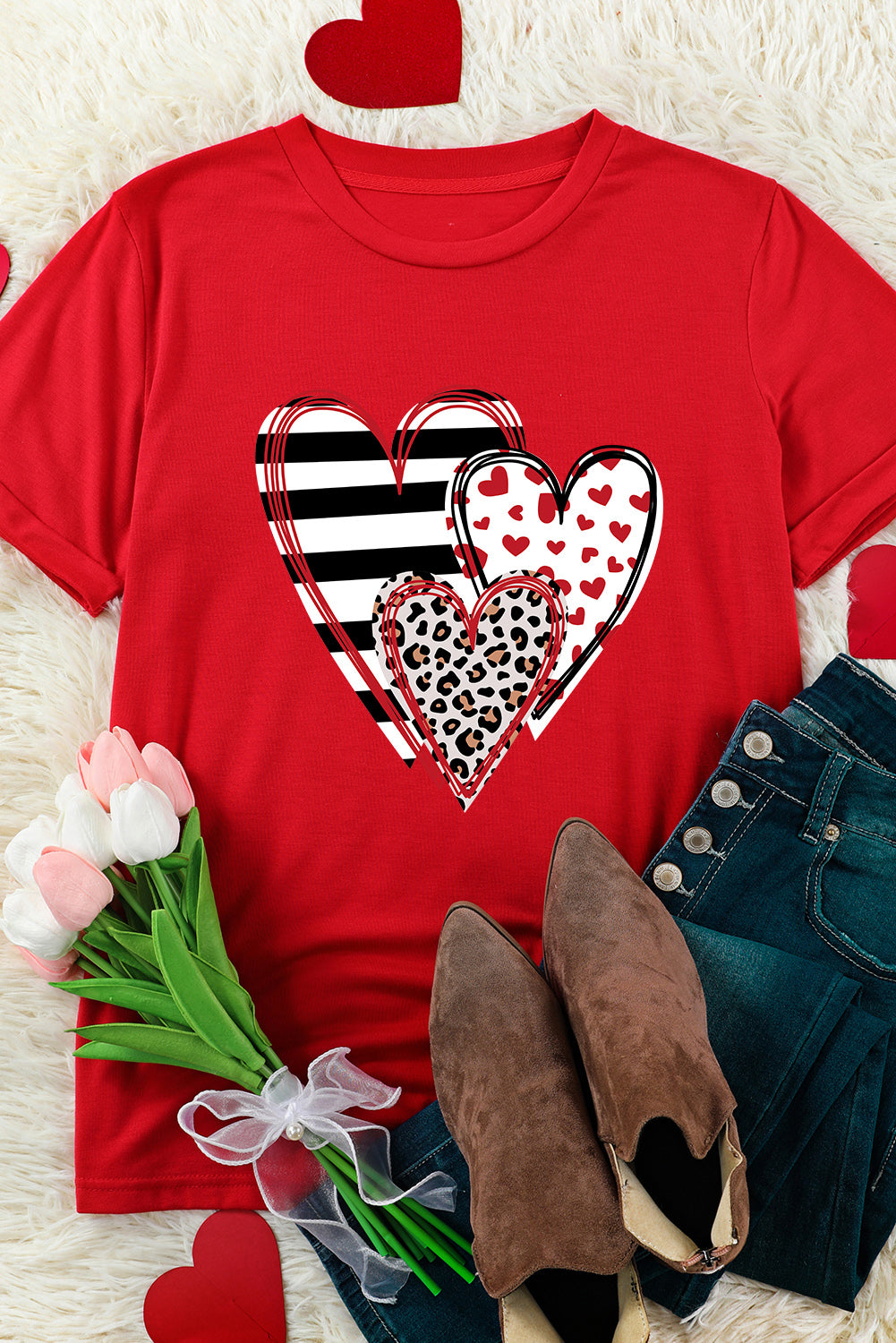 Camiseta con cuello redondo y estampado de corazones a rayas de leopardo rojo