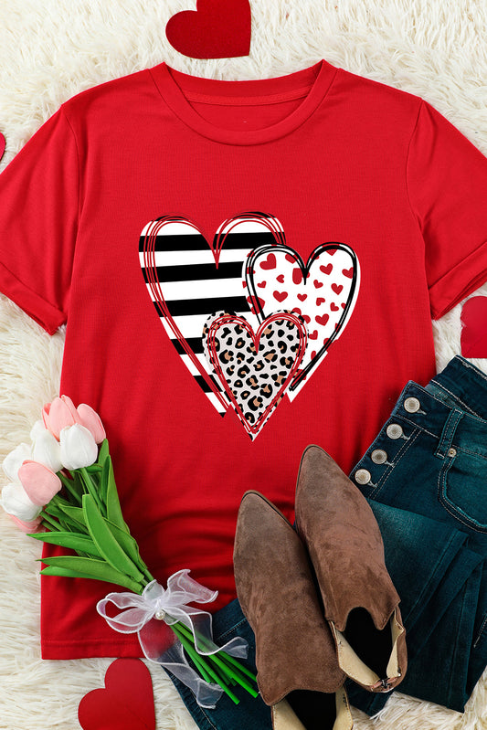 Camiseta con cuello redondo y estampado de corazones a rayas de leopardo rojo