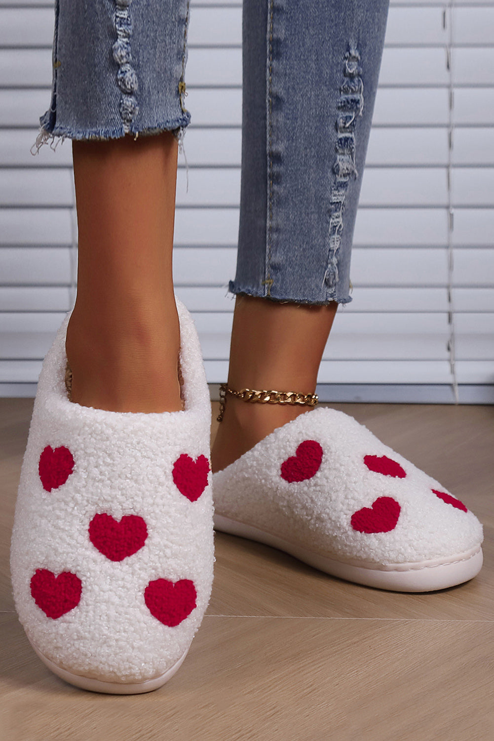 Pantuflas de felpa con estampado de corazones blancos del día de San Valentín