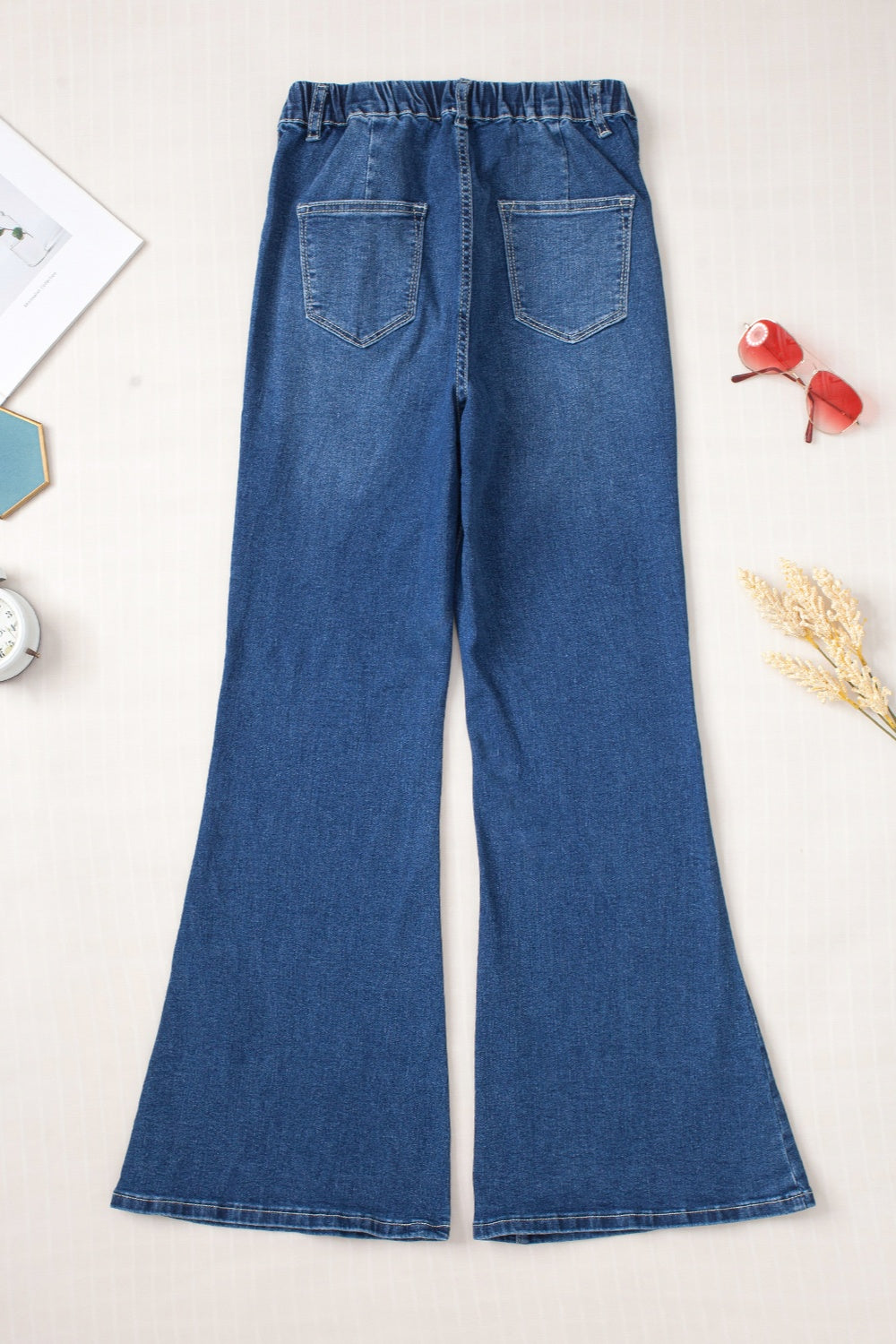 Jeans bootcut con cintura elástica y bolsillos