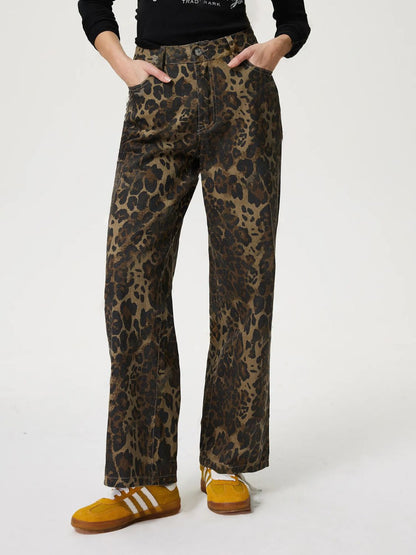 Leopard straight jeans with buttoned pockets, styled casually with sneakers for a trendy look. Perfect for any season!