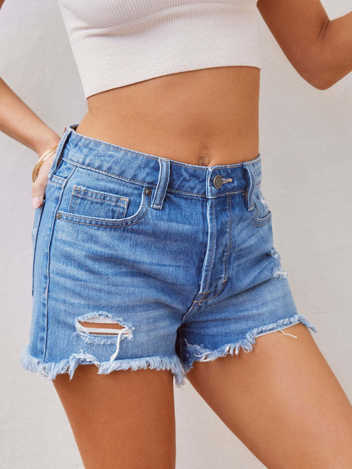 Shorts vaqueros desgastados con dobladillo sin rematar