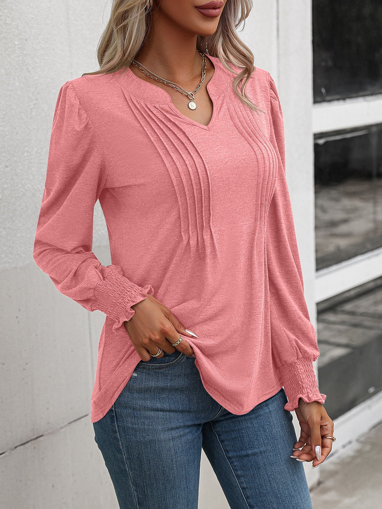 Blusa fruncida con cuello con muescas y mangas abullonadas