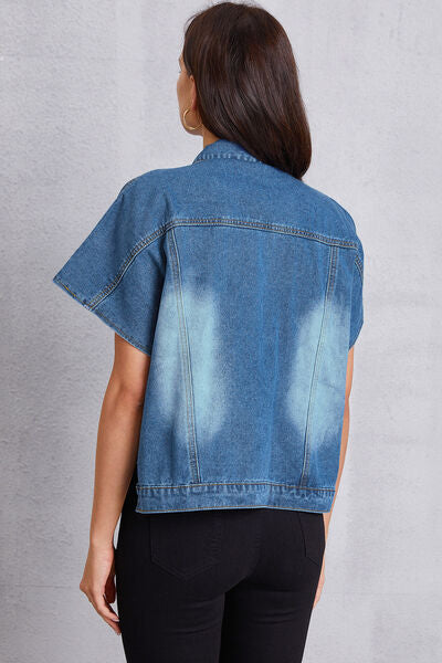 Top denim de manga corta con botones y bolsillo