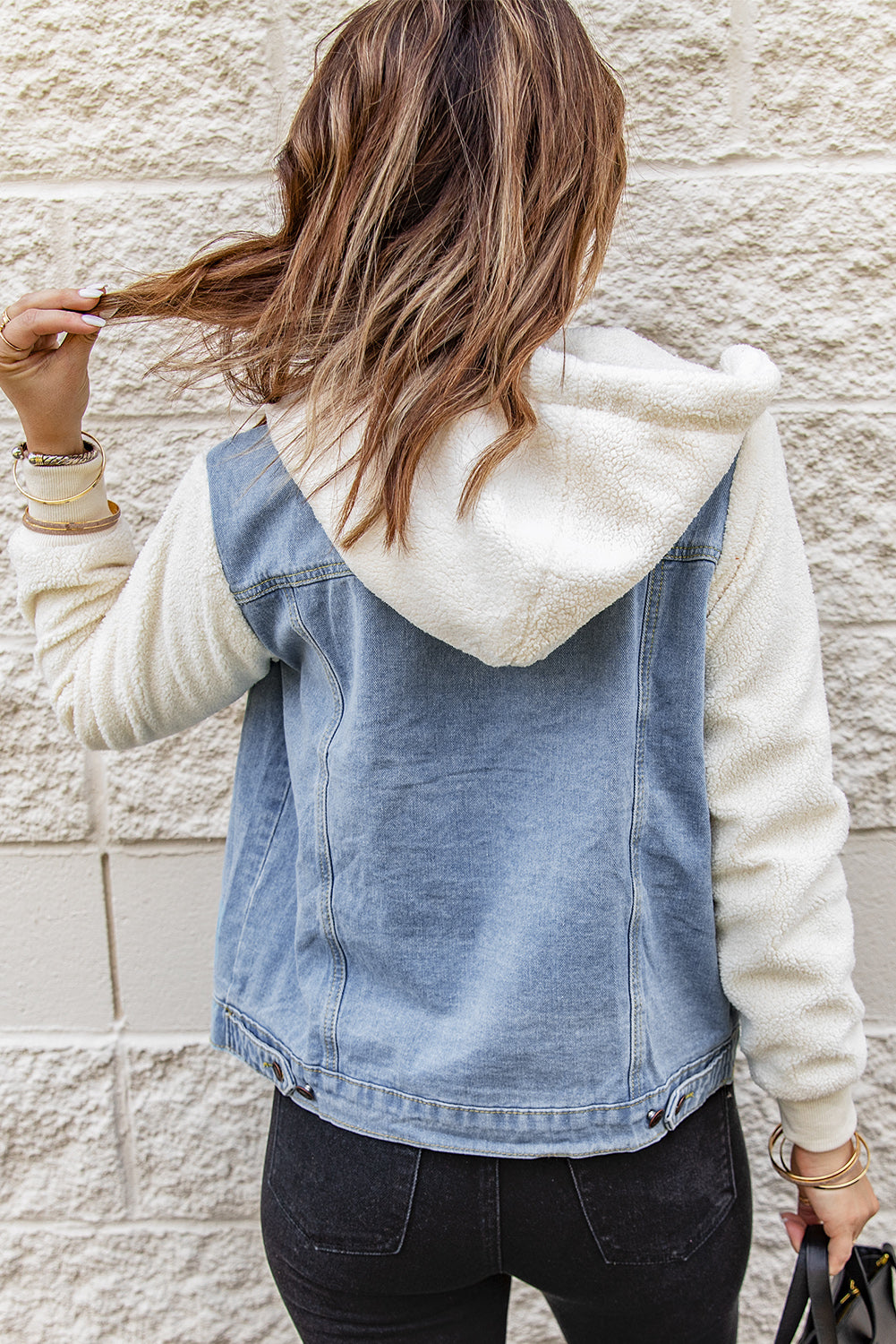 Chaqueta con capucha de denim sherpa empalmada en dos tonos