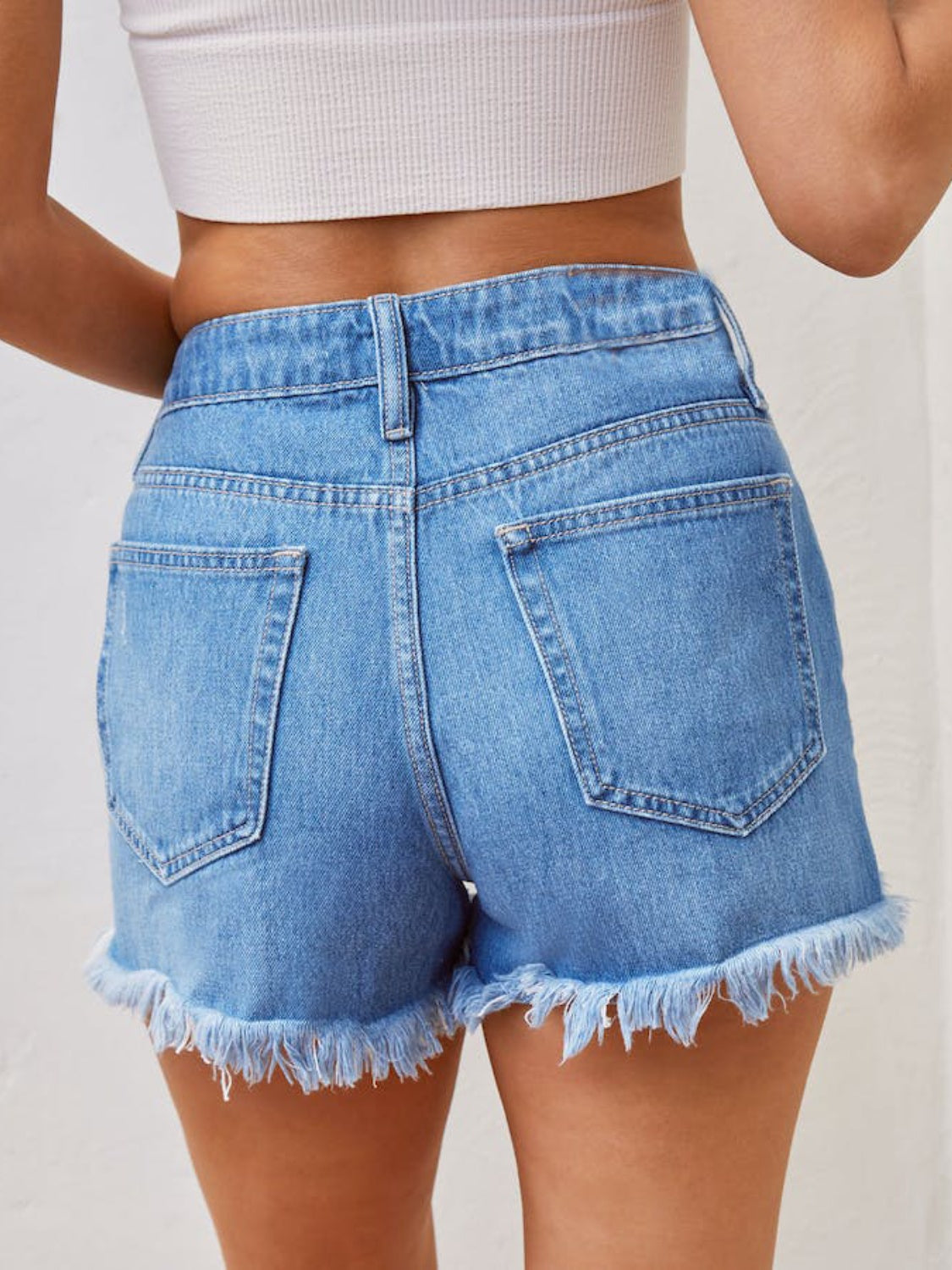 Shorts vaqueros desgastados con dobladillo sin rematar