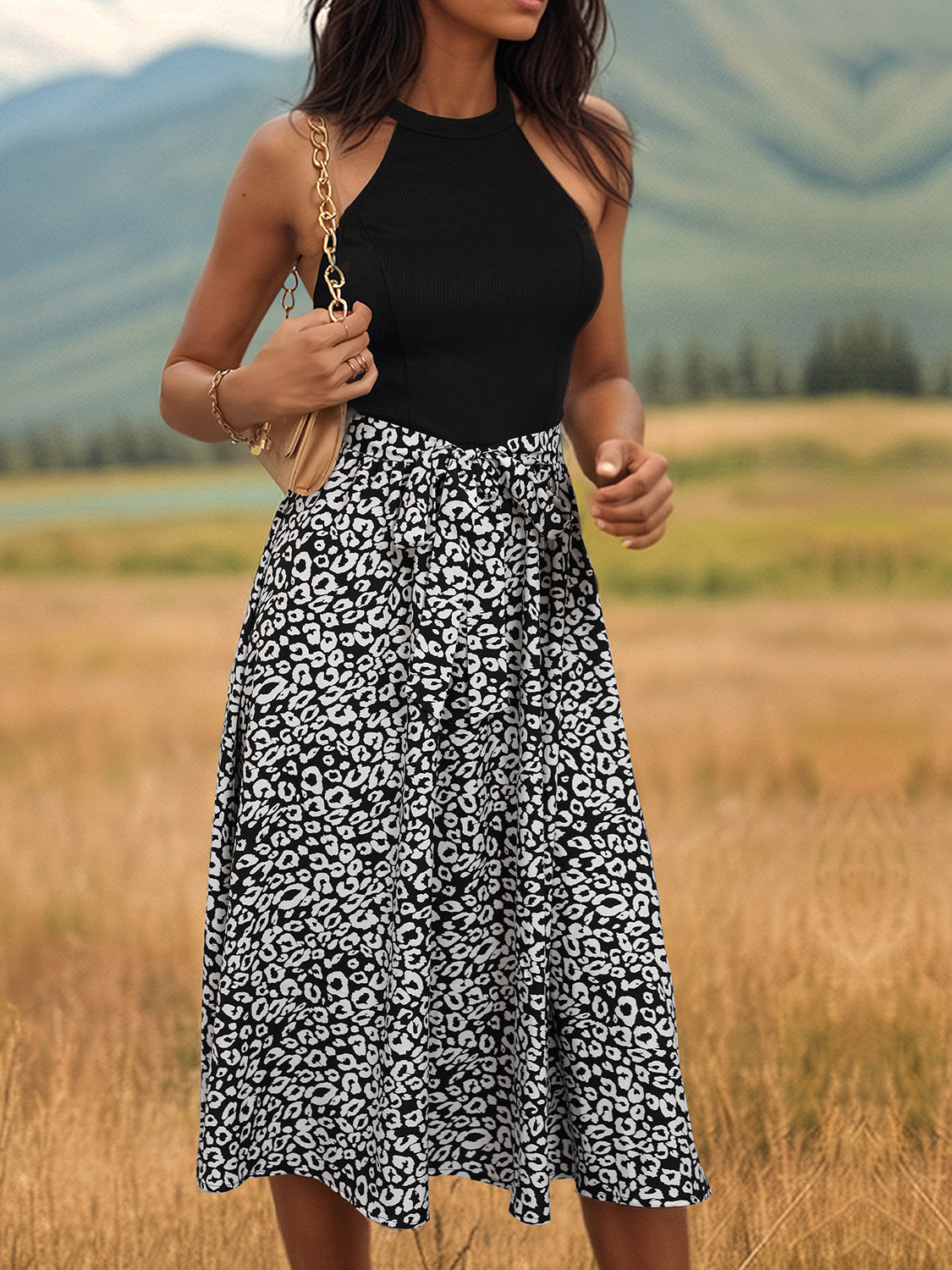 Vestido midi con cuello halter y leopardo