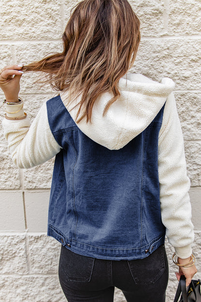 Chaqueta con capucha de denim sherpa empalmada en dos tonos